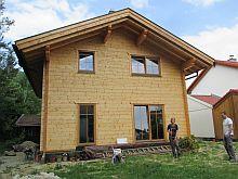 Familie Pömmerl in ihrem selbst ausgebauten Tiroler Holzhaus.