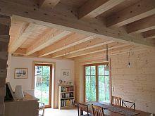 Familie Pömmerl in ihrem selbst ausgebauten Tiroler Holzhaus.